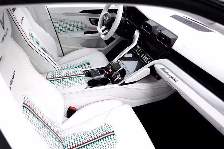 Cánh gió trên nắp cốp sau giúp tối ưu hóa luồng không khí. Venuum bố trí các khe thông gió khắp nơi, trong khi bộ khuếch tán khí phía sau được thiết kế hầm hố, tích hợp vào cản sau được thiết kế lại hoàn toàn, trông như đang cày xới mặt đường. Đó là bởi vì hãng độ cũng đã hạ thấp chiếc SUV siêu sang này bằng hệ thống treo tùy chỉnh.