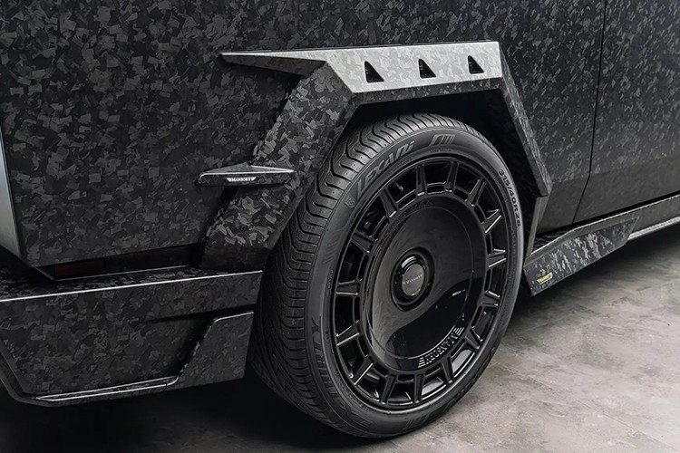 Ngoài ra, chiếc Tesla Cybertruck độ Mansory này còn được trang bị bộ mâm kích thước 26 inch khổng lồ nằm dưới các vòm bánh mở rộng từ sợi carbon rèn. Tổng thể thiết kế hướng đến sự ấn tượng và tinh tế.