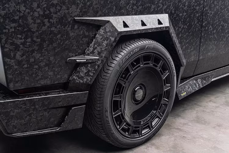 Ngoài ra, chiếc Tesla Cybertruck độ Mansory này còn được trang bị bộ mâm kích thước 26 inch khổng lồ nằm dưới các vòm bánh mở rộng từ sợi carbon rèn. Tổng thể thiết kế hướng đến sự ấn tượng và tinh tế.