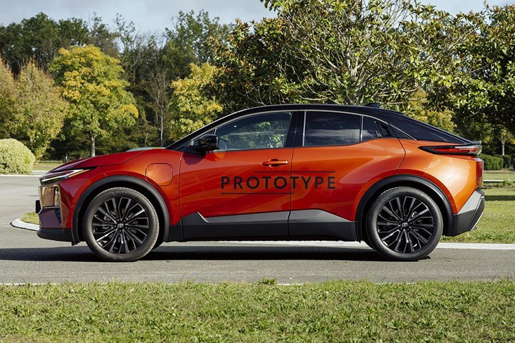 Dù mang tên quen thuộc, C-HR+ thực chất là một mẫu xe hoàn toàn mới, không chia sẻ nền tảng hay cấu trúc kỹ thuật với C-HR hybrid hay plug-in hybrid đang bán trên thị trường. Xe được phát triển riêng cho hệ truyền động điện, sử dụng nền tảng e-TNGA.