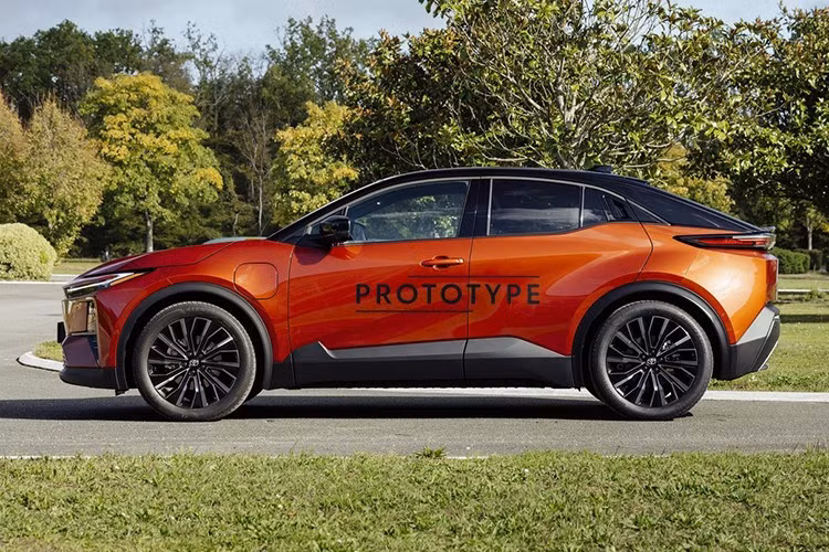 Dù mang tên quen thuộc, C-HR+ thực chất là một mẫu xe hoàn toàn mới, không chia sẻ nền tảng hay cấu trúc kỹ thuật với C-HR hybrid hay plug-in hybrid đang bán trên thị trường. Xe được phát triển riêng cho hệ truyền động điện, sử dụng nền tảng e-TNGA.