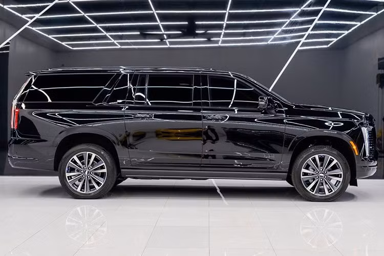 Người bán không đề cập đến bất kỳ lớp giáp nào ở cửa, nóc xe, sàn xe, cũng như ở phía trước hoặc phía sau. Do đó, chúng tôi cho rằng khả năng chống đạn của chiếc xe khá tốt, đủ để chống lại một viên đạn 9mm (hoặc lớn hơn) và cho phép người ngồi trong xe lái đi an toàn.