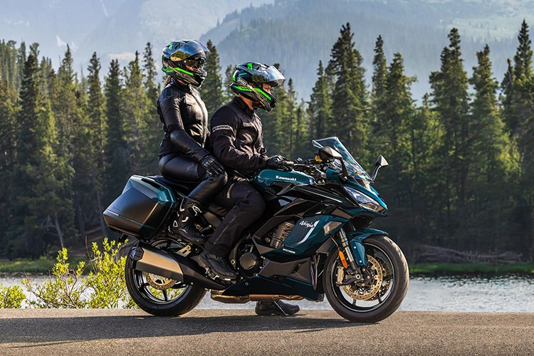 Kawasaki Ninja 1100SX 2026 mới ra mắt đơn thuần là bản nang cấp cập nhật màu sắc mới mà không có sự thay đổi đáng kể về mặt trang bị. Xe vẫn giữ vị thế là một chiếc sport tourer hạng nặng cho nhu cầu di chuyển đường dài của các biker chuyên nghiệp.