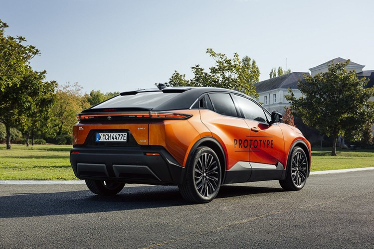 Về kích thước, Toyota C-HR+ có chiều dài tổng thể 4.520 mm. Thiết kế mái coupe giúp xe trông gọn gàng và thể thao, nhưng cũng khiến dung tích khoang hành lý dừng ở mức 412 lít, không quá lớn so với nhiều SUV điện thiên về tính thực dụng. Không gian nội thất của C-HR 2026 được Toyota tối ưu theo hướng vừa đủ dùng, ưu tiên phong cách hơn là dung tích chứa đồ.