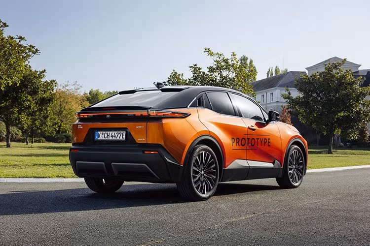 Về kích thước, Toyota C-HR+ có chiều dài tổng thể 4.520 mm. Thiết kế mái coupe giúp xe trông gọn gàng và thể thao, nhưng cũng khiến dung tích khoang hành lý dừng ở mức 412 lít, không quá lớn so với nhiều SUV điện thiên về tính thực dụng. Không gian nội thất của C-HR 2026 được Toyota tối ưu theo hướng vừa đủ dùng, ưu tiên phong cách hơn là dung tích chứa đồ.