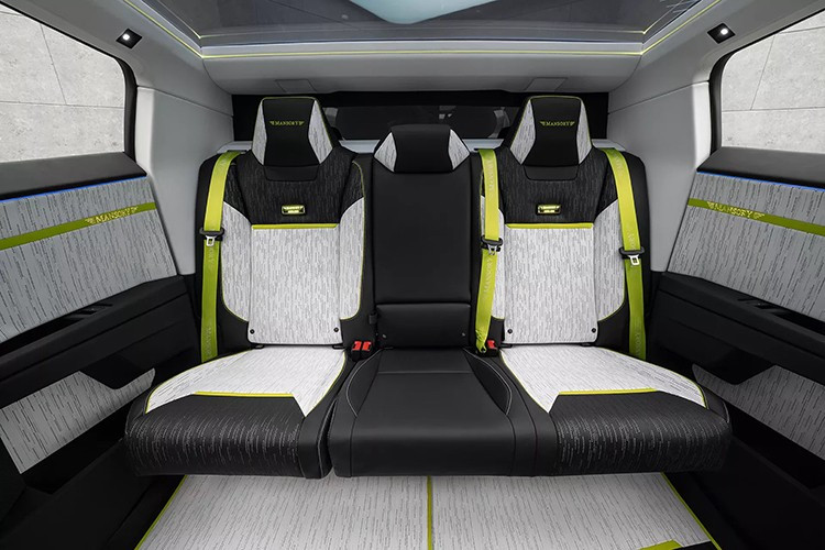 Các chi tiết trên ghế ngồi, dây an toàn và thảm sàn... thêm điểm nhấn nhá đi kèm với dòng chữ Mansory thêu trên đó để tăng thêm sự nổi bật về mặt thị giác.