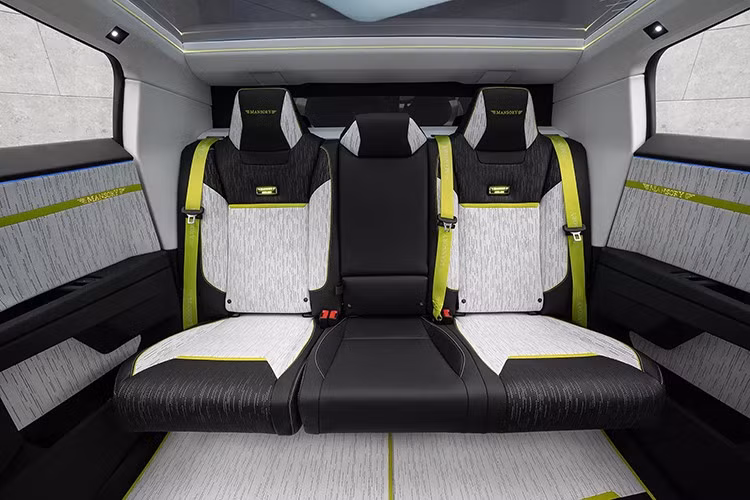 Các chi tiết trên ghế ngồi, dây an toàn và thảm sàn... thêm điểm nhấn nhá đi kèm với dòng chữ Mansory thêu trên đó để tăng thêm sự nổi bật về mặt thị giác.