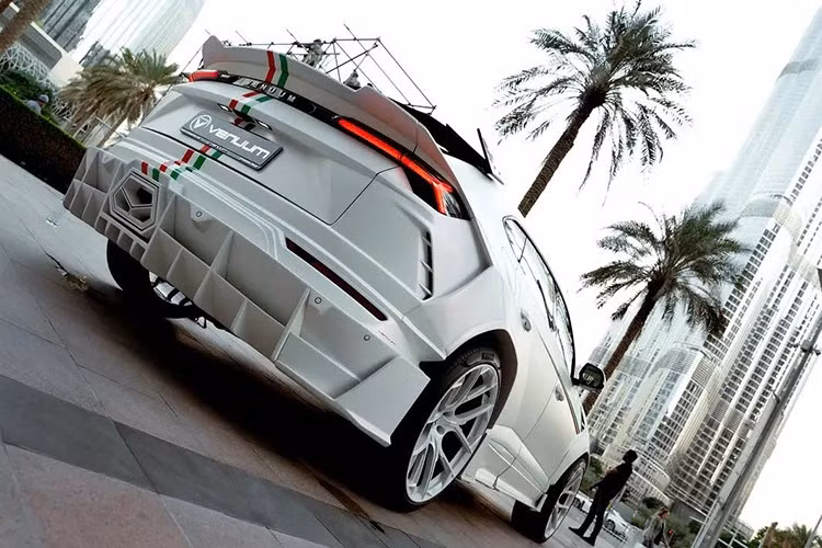 Venuum quảng cáo đây là phiên bản dành cho thị trường Ý, và sự hiện diện của các sọc lấy cảm hứng từ quốc kỳ Ý trên nắp ca-pô, nắp cốp và cản sau là bằng chứng đầu tiên bạn nhận thấy khi nhìn vào chiếc siêu SUV này. Phiên bản độc nhất vô nhị này sở hữu kiểu dáng vô cùng ấn tượng.