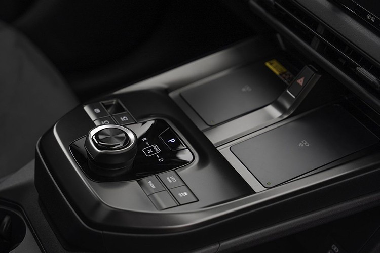 Bản Design bổ sung thêm cửa cốp chỉnh điện, kính tối màu và tùy chọn mâm hợp kim 20 inch, mang lại diện mạo thể thao hơn. Trong khi đó, bản Excel nâng cấp rõ rệt với bộ sạc AC 22 kW, ghế lái chỉnh điện, nội thất bọc da thật kết hợp da lộn tổng hợp và camera hỗ trợ đỗ xe. Người dùng còn có thể chọn gói Premium Pack với dàn âm thanh JBL cao cấp và cửa sổ trời toàn cảnh.