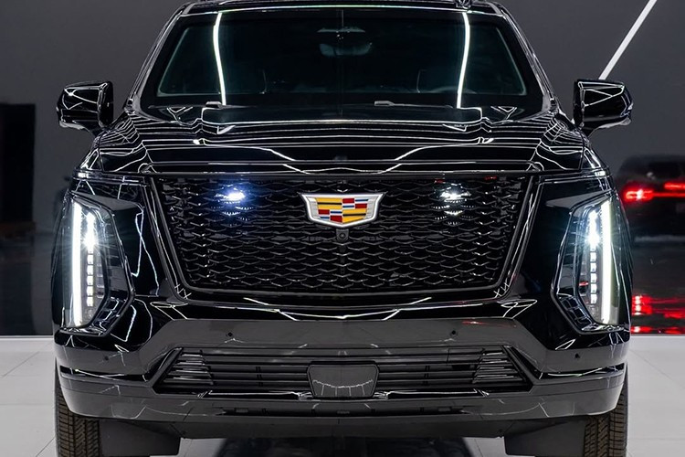 Xét cho cùng, chiếc xe này không được trang bị lớp giáp toàn diện đến mức có thể chống lại lựu đạn cầm tay và súng máy tự động. Liệu những bánh xe trông bình thường đó có được trang bị lốp chống xẹp?.