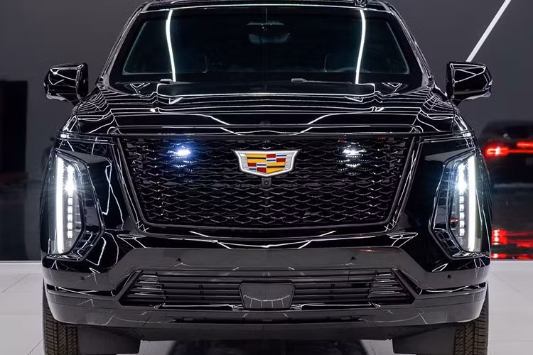 Xét cho cùng, chiếc xe này không được trang bị lớp giáp toàn diện đến mức có thể chống lại lựu đạn cầm tay và súng máy tự động. Liệu những bánh xe trông bình thường đó có được trang bị lốp chống xẹp?.