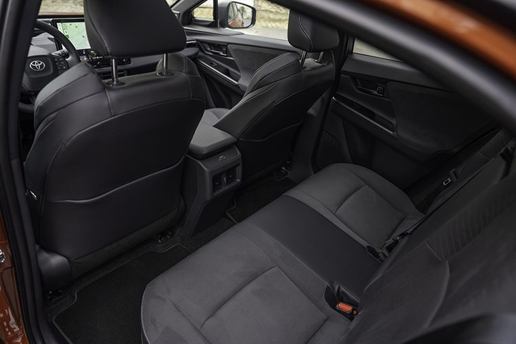 C-HR+ được cung cấp nhiều cấu hình động cơ điện. Phiên bản pin nhỏ dùng mô-tơ cầu trước cho công suất 165 mã lực. Với pin 77 kWh, khách hàng có thể chọn bản dẫn động cầu trước công suất 221 mã lực hoặc bản dẫn động bốn bánh toàn thời gian với hai mô-tơ điện, cho tổng công suất lên tới 338 mã lực - ngang bằng cấu hình mạnh nhất của bZ4X.