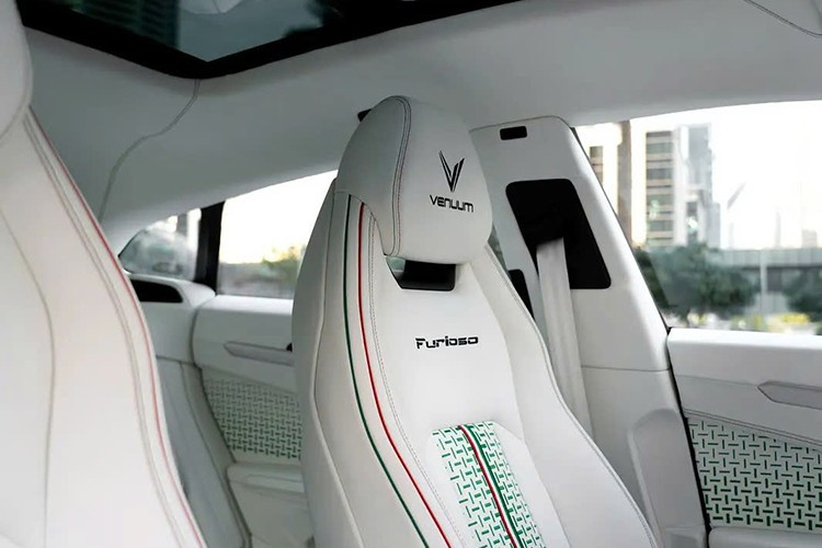 Phong cách ngoại thất tiếp tục được thể hiện bên trong, với chất liệu da trắng bao phủ mọi thứ. Những đường sọc nhấn nhá màu xanh lá cây, trắng và đỏ nhắc nhở chúng ta rằng đây là phiên bản Furioso của Ý.