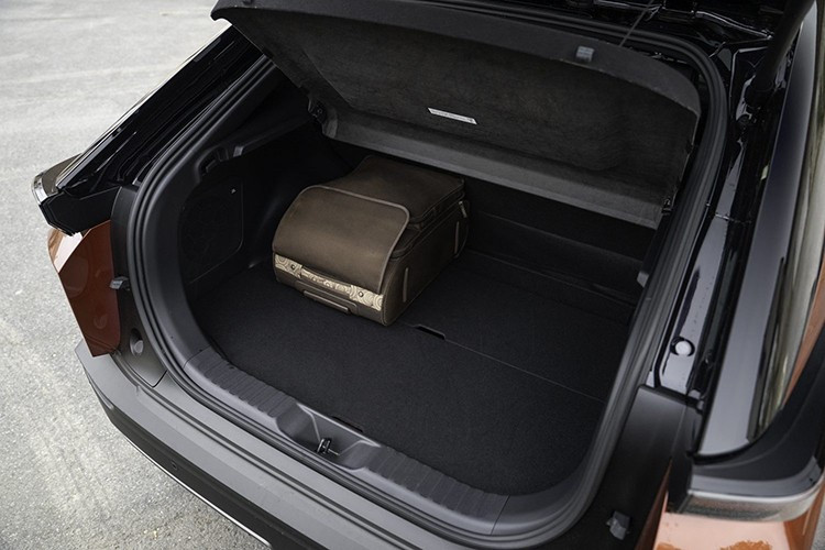 Khả năng tăng tốc cũng là điểm đáng chú ý. Bản tiêu chuẩn mất 8,4 giây để tăng tốc từ 0-100 km/h. Bản cầu trước mạnh hơn rút ngắn xuống còn 7,3 giây. Riêng bản AWD nhiều khả năng đạt dưới 5 giây, dù Toyota chưa công bố con số chính thức.