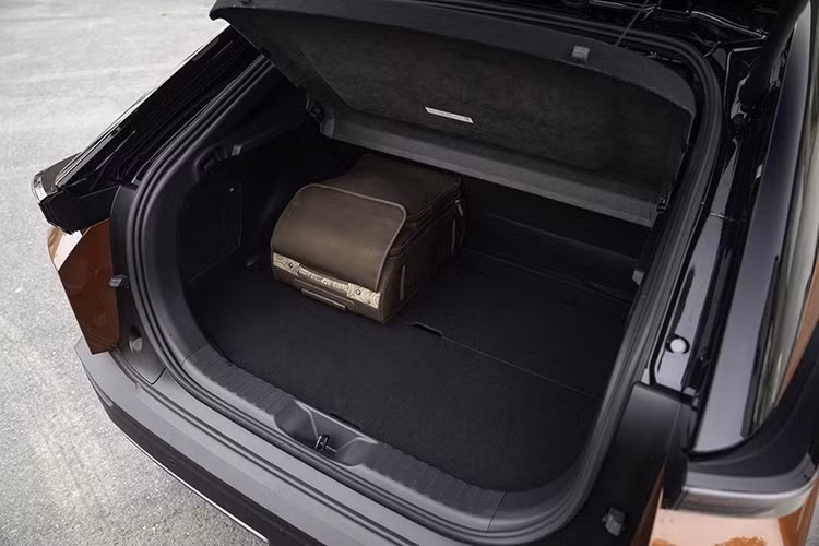 Khả năng tăng tốc cũng là điểm đáng chú ý. Bản tiêu chuẩn mất 8,4 giây để tăng tốc từ 0-100 km/h. Bản cầu trước mạnh hơn rút ngắn xuống còn 7,3 giây. Riêng bản AWD nhiều khả năng đạt dưới 5 giây, dù Toyota chưa công bố con số chính thức.