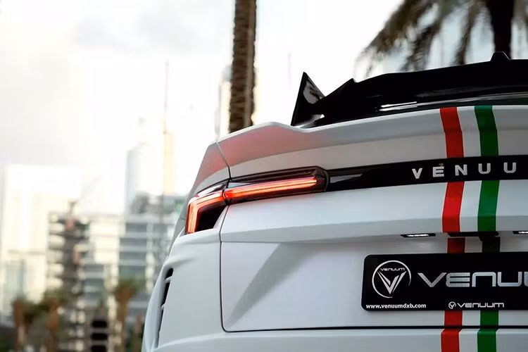 Lamborghini Urus Furioso đã hoàn toàn thay đổi so với phiên bản nguyên bản, khi hầu hết các tấm thân xe nguyên bản đều được thay thế. Chiếc SUV này được trang bị phần đầu xe và nắp ca-pô hoàn toàn mới với nhiều khe thông gió, tạo không gian cho động cơ thoát khí và làm mát.