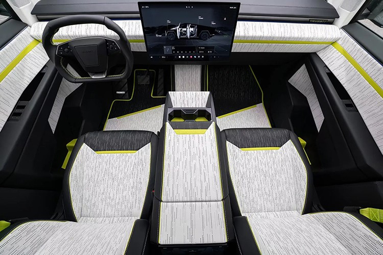 Xe còn có một bộ khuếch tán mới cũng được lắp đặt, cùng với logo Mansory phát sáng, như lời khẳng định ai đứng sau thiết kế này.