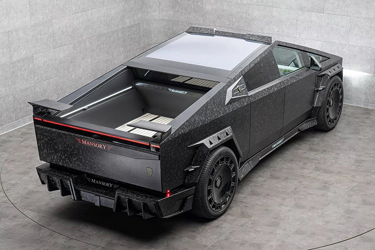 Hãng độ Mansory còn bổ sung thêm chi tiết carbon trên cột trụ của chiếc xe bán tải điện Tesla Cybertruck, viền cửa sổ, vỏ cửa và hai bên thùng xe. Hoa văn sợi carbon rèn được sử dụng khiến Evo trông cực kỳ nổi bật.