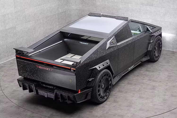 Hãng độ Mansory còn bổ sung thêm chi tiết carbon trên cột trụ của chiếc xe bán tải điện Tesla Cybertruck, viền cửa sổ, vỏ cửa và hai bên thùng xe. Hoa văn sợi carbon rèn được sử dụng khiến Evo trông cực kỳ nổi bật.