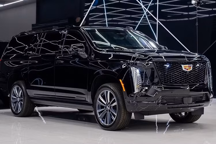 Mẫu SUV cỡ lớn 7 chỗ này có giá khởi điểm 91.100 đô la (khoảng 2,37 tỷ đồng - giá bán lẻ đề xuất) cho cấu hình cơ bản nhất của năm sản xuất 2026, và phiên bản ESV Platinum Sport 4WD có giá từ 99.925 đô la (hơn 2,6 tỷ đồng). Riêng chiếc xe bọc thép trong hình được rao bán với giá 219.980 đô la (hơn 5,73 tỷ đồng).