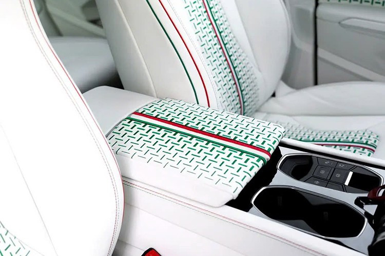 Venuum Black tuyên bố định nghĩa lại khái niệm về sự thống trị của dòng SUV, kết hợp sức mạnh thô sơ, thuần túy với vẻ sang trọng tinh tế, trải nghiệm lái xe đầy phấn khích và sự đẳng cấp chưa từng có.