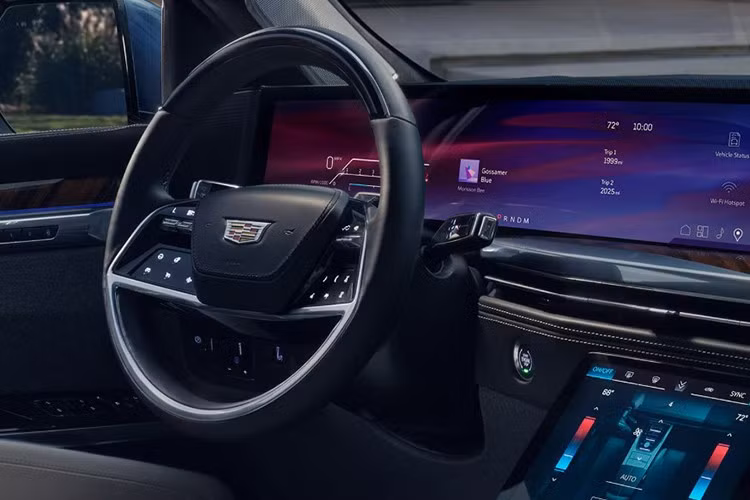 Logo của xe cũng có thể nhìn thấy trên cửa sau. Nội thất trông khá đơn giản, chủ yếu là màu đen với một số đường viền và đường chỉ khâu màu trắng tạo điểm nhấn tương phản, và màn hình lớn trải dài từ cột này sang cột kia chiếm vị trí trung tâm.