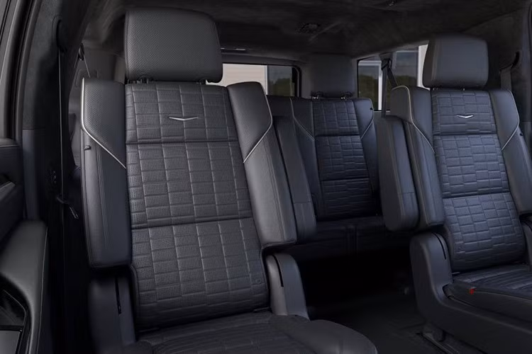 Chiếc Cadillac Escalade bọc thép này đang rao bán là mẫu xe cho năm 2026, cấu hình ESV Sport. Xe chỉ mới chạy quãng đường vận chuyển, đồng hồ công tơ mét chỉ hiển thị 30 dặm (48 km), và rõ ràng là được trang bị hệ dẫn động bốn bánh.