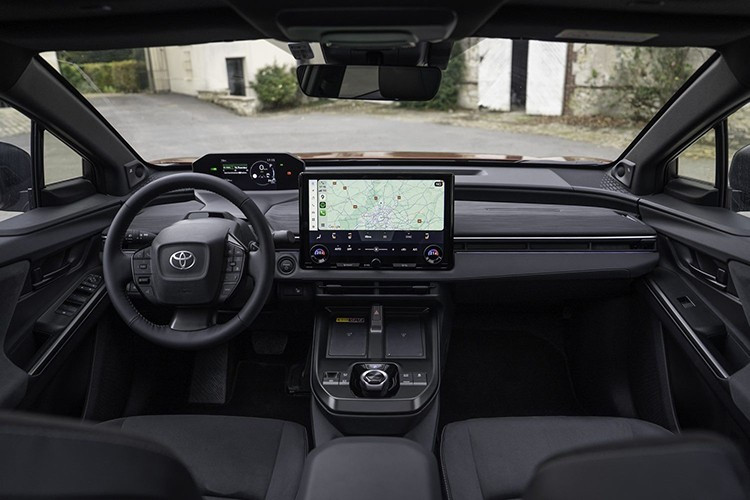 Tại thị trường Anh quốc Anh, Toyota C-HR+ 2026 có ba phiên bản. Bản tiêu chuẩn Icon có giá từ 34.495 bảng Anh, (tương đương 1,213 tỷ đồng). Phiên bản này dùng pin dung lượng 57,7 kWh, cho phạm vi di chuyển tối đa 457 km theo chuẩn WLTP. Cao hơn là bản Design, giá từ 36.995 bảng Anh (khoảng 1,301 tỷ đồng), được nâng cấp pin 77 kWh, giúp quãng đường di chuyển tăng lên 605 km.