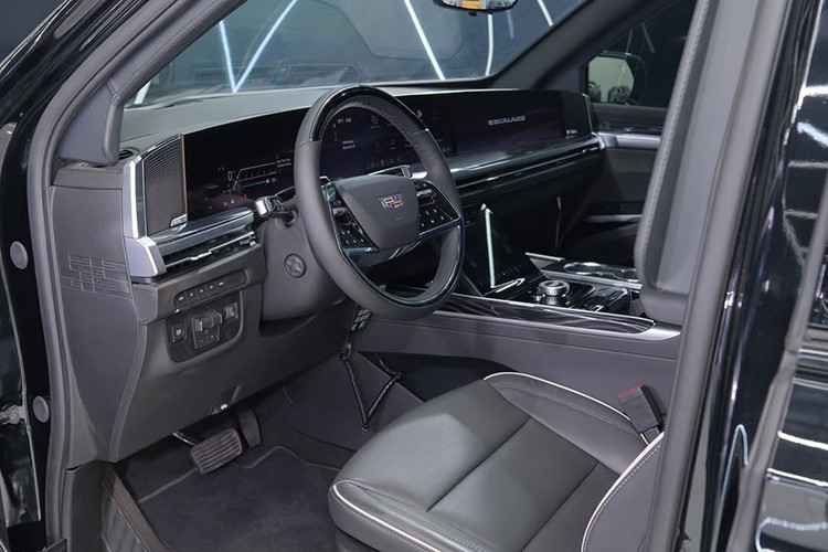 Chiếc xe cỡ lớn thân thiện với gia đình này có ngoại thất màu đen và hoàn toàn không có chi tiết mạ crôm, càng làm tăng thêm vẻ bí ẩn. Những hình ảnh được đăng tải trên mạng xã hội cho thấy xe được trang bị đèn báo hiệu khẩn cấp phía sau lưới tản nhiệt màu đen, vẫn được trang trí bằng biểu tượng thương hiệu hạng sang thuộc sở hữu của GM.