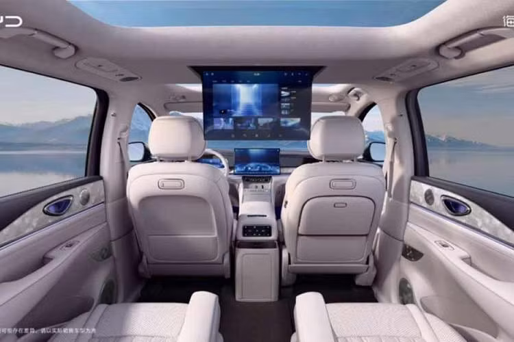 Không gian bên trong nổi bật với hệ thống đèn viền hai tầng cùng các chi tiết thiết kế lấy cảm hứng từ đại dương, thể hiện qua tay nắm cửa tạo hình vỏ sò. Phiên bản 6 chỗ được trang bị hai ghế thương gia độc lập ở hàng ghế thứ hai. Cả hai ghế đều có chức năng sưởi và thông gió, riêng ghế bên phải tích hợp chế độ “không trọng lực” Zero Gravity cùng bệ đỡ chân chỉnh điện.