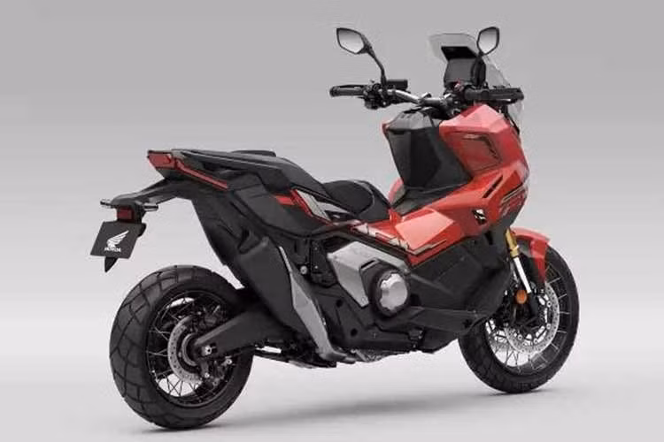 Honda cũng cho biết hệ thống DCT đã được tinh chỉnh từ phiên bản 2025 để mang lại khả năng vận hành mượt mà hơn ở tốc độ thấp và khi mở ga nhẹ, giúp việc điều khiển xe trong điều kiện giao thông đông đúc trở nên dễ dàng hơn. Nhờ hệ thống ga điện tử, X-ADV 750 2027 cung cấp năm chế độ lái gồm Standard, Sport, Rain, Gravel và User.