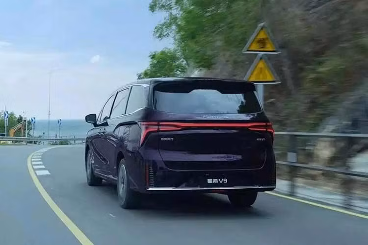 Vào cuối năm nay hoặc đầu năm 2027, thị trường ôtô Việt Nam sẽ đón nhận thêm một thương hiệu ôtô Trung Quốc mới, đó là Forthing. Đây là một thương hiệu con của Dongfeng, được thành lập vào năm 2001. Nhà nhập khẩu và phân phối xe Forthing tại Việt Nam là Neera Motors. Trong khi đó, thương hiệu xe con Dongfeng lại do Carvivu phân phối ở Việt Nam.