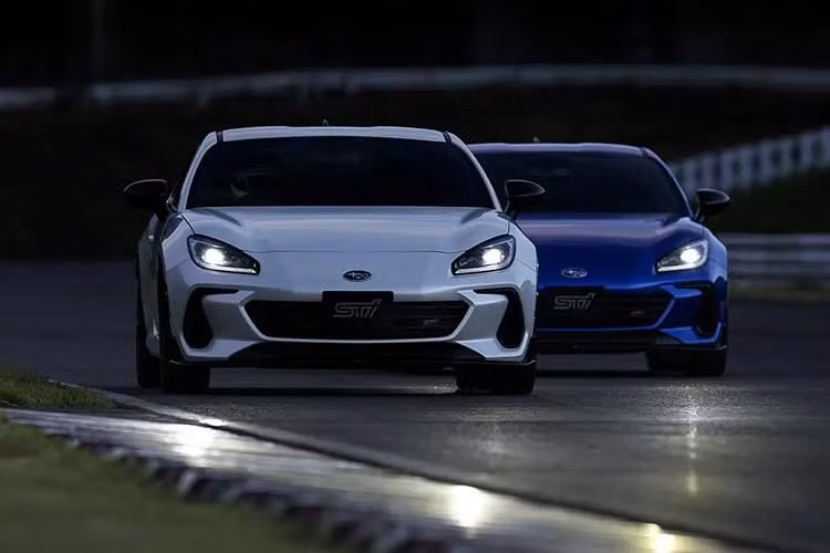 Trong khi đó, mẫu xe anh em Toyota GT86 phiên bản 2027 lại được mở rộng góc vát của cơ cấu khóa chuyển số giữa cấp số 4 và số 5 nhằm mang lại cảm giác vào số êm ái hơn. Toyota GT86 cũng sở hữu tùy chọn màu sơn mới, bổ sung camera góc rộng và tinh chỉnh lại chân ga nhằm tối ưu phản hồi ga mượt mà, tuyến tính hơn.