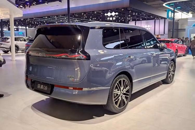 Mẫu SUV này được trang bị hệ thống đánh lái bánh sau, hệ thống treo khí nén hai buồng DiSus-A và gói hỗ trợ lái DiPilot 5.0. Hệ thống hỗ trợ tính năng Navigate on Autopilot (NOA), cho phép hỗ trợ lái trên cả đường đô thị và cao tốc.
