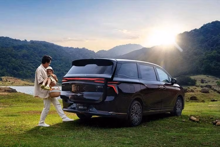 Forthing V9 được trang bị hệ truyền động hybrid sạc điện (PHEV), gồm động cơ xăng tăng áp 1.5L và mô-tơ điện dẫn động cầu trước thông qua hộp số hybrid chuyên dụng. Công suất kết hợp của toàn hệ thống đạt 228 kW (khoảng 306 mã lực) và mô-men xoắn cực đại 540 Nm.