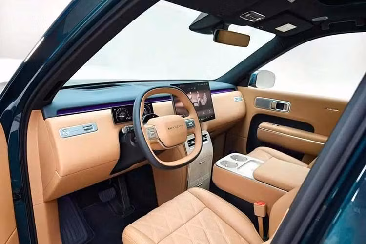 Ngoài ra, bên trong hai mẫu SUV này còn có bảng đồng hồ kỹ thuật số 8,88 inch, màn hình thông tin giải trí 16,1 inch và màn hình hiển thị thông tin kính lái HUD 20 inch. Màn hình giải trí treo trần 21,4 inch dành cho hành khách phía sau, tủ lạnh tích hợp và hàng ghế sau với công nghệ không trọng lực cũng được trang bị cho xe.