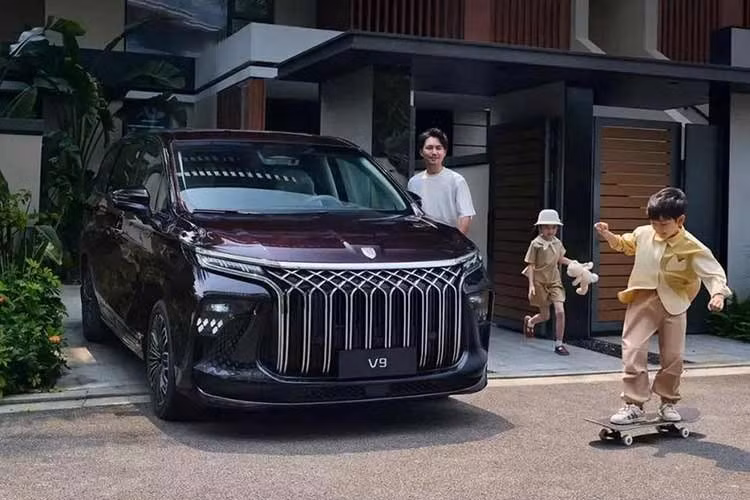 Theo đại diện của nhà phân phối Neera Motors, thương hiệu Forthing sẽ trải qua một đợt tái cấu trúc sản phẩm với ngôn ngữ thiết kế mới vào cuối năm 2026. Việt Nam sẽ là thị trường ngoài Trung Quốc đầu tiên đón nhận các dòng xe được áp dụng ngôn ngữ thiết kế mới của Forthing. Mẫu xe Forthing đầu tiên được bán ở Việt Nam sẽ là V9. Đây là mẫu MPV cỡ lớn, cạnh tranh với những đối thủ như Kia Carnival, BYD M9 và GAC M8 tại Việt Nam.