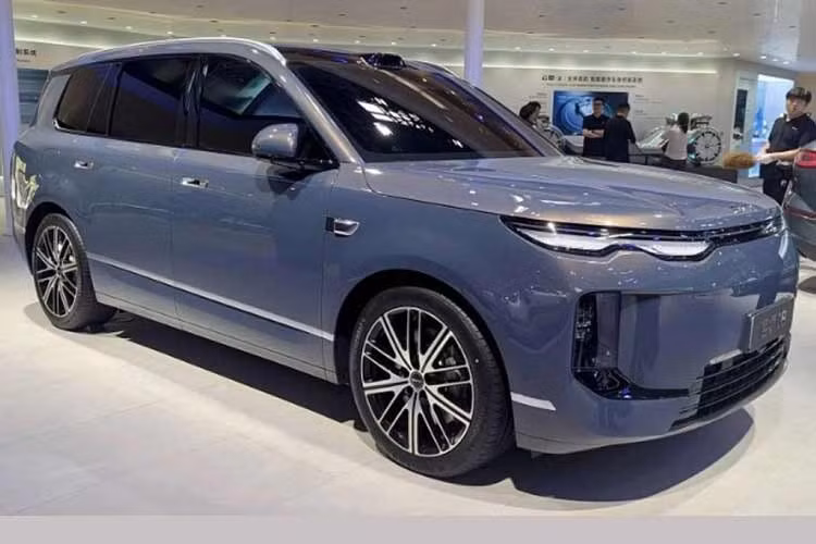 BYD Sealion 08 được từng ra mắt vào tháng 4/2026 và đã được trưng bày tại nhiều đại lý từ tháng 6. Tuy nhiên, đến ngày 31/7, BYD mới lần đầu hé lộ thiết kế nội thất thông qua những hình ảnh do ông Zhang Zhuo, Tổng giám đốc bộ phận kinh doanh Ocean Series, đăng tải trên mạng xã hội Weibo.