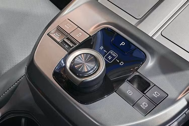 Cụm đồng hồ kỹ thuật số 7 inch đặt cao giúp người lái dễ quan sát, kết hợp với thiết kế khoang lái tối giản nhưng vẫn đảm bảo tính thực dụng. Các tiện nghi đáng chú ý bao gồm ghế chỉnh điện có nhớ vị trí, điều hòa tự động hai vùng, hệ thống lọc không khí PM2.5 và đèn viền nội thất đa màu.