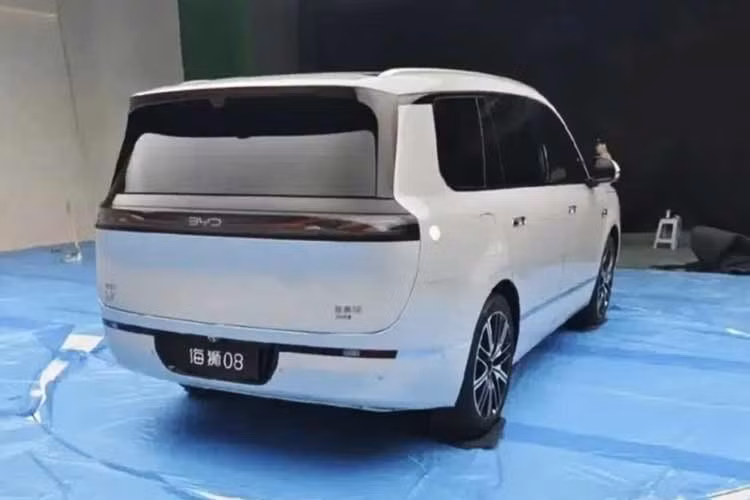 Cung cấp sức mạnh cho BYD Sealion 08 phiên bản thuần điện là bộ pin LFP với hai mức dung lượng 92,1 kWh và 115,1 kWh. Bản tiêu chuẩn dẫn động cầu sau sở hữu mô-tơ điện công suất 429 mã lực, trong khi phiên bản tầm hoạt động dài nâng công suất lên 496 mã lực.