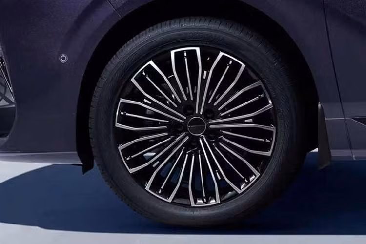 Forthing V9 được phát triển như một mẫu xe MPV cỡ lớn, hướng đến cả phân khúc khách hàng gia đình và chuyên chở hành khách cao cấp. Xe được thiết kế dựa trên các chủ đề văn hóa Trung Quốc và được giới thiệu với hai gói thiết kế ngoại thất khác nhau, bao gồm Qingyun Ti và Chinese Knot. Xe bán ở Việt Nam dự kiến sẽ đi kèm gói ngoại thất Chinese Knot.