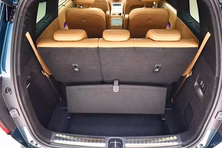 Hệ truyền động EREV của Xiaomi tương thích với các loại nhiên liệu như xăng RON 92, RON 95 và RON 98. Khi pin cạn, xe sẽ tiêu thụ lượng xăng trung bình 5,7 lít/100 km theo tiêu chuẩn WLTP.