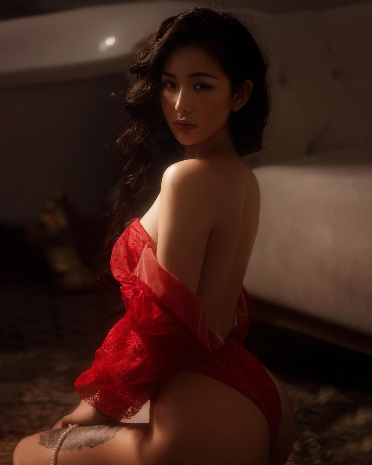 Trương Võ Huyền Trân, sinh năm 1994 đến từ Nam Định (cũ) gây chú ý khi có ngoại hình đặc biệt, cô từng "gây sốt" với hình xăm hổ lớn ở đùi.