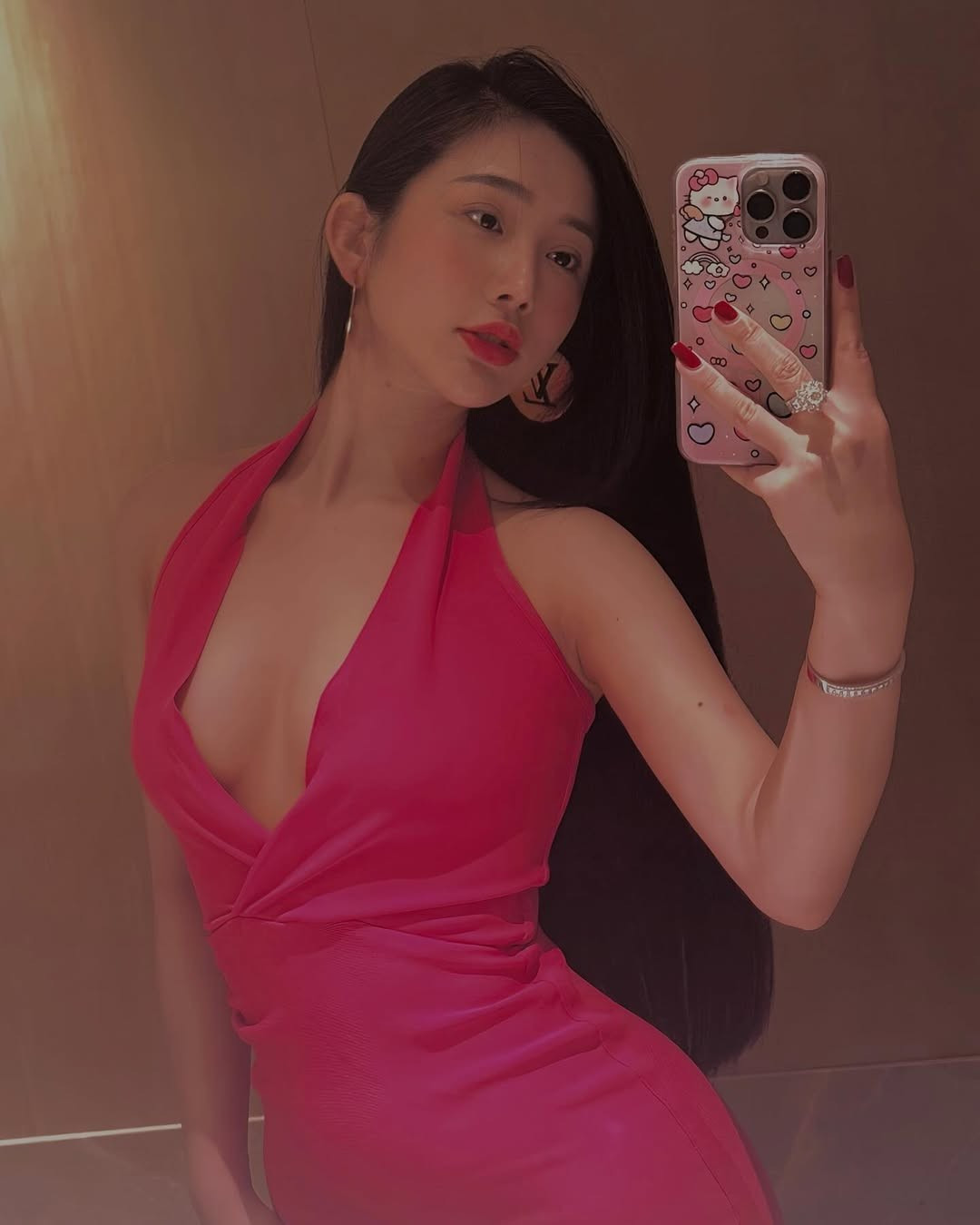 Cũng nhờ số đo ấn tượng, giúp Trương Võ Huyền Trân trở thành một trong những hot girl có hình thể "khủng" nhất hiện nay.