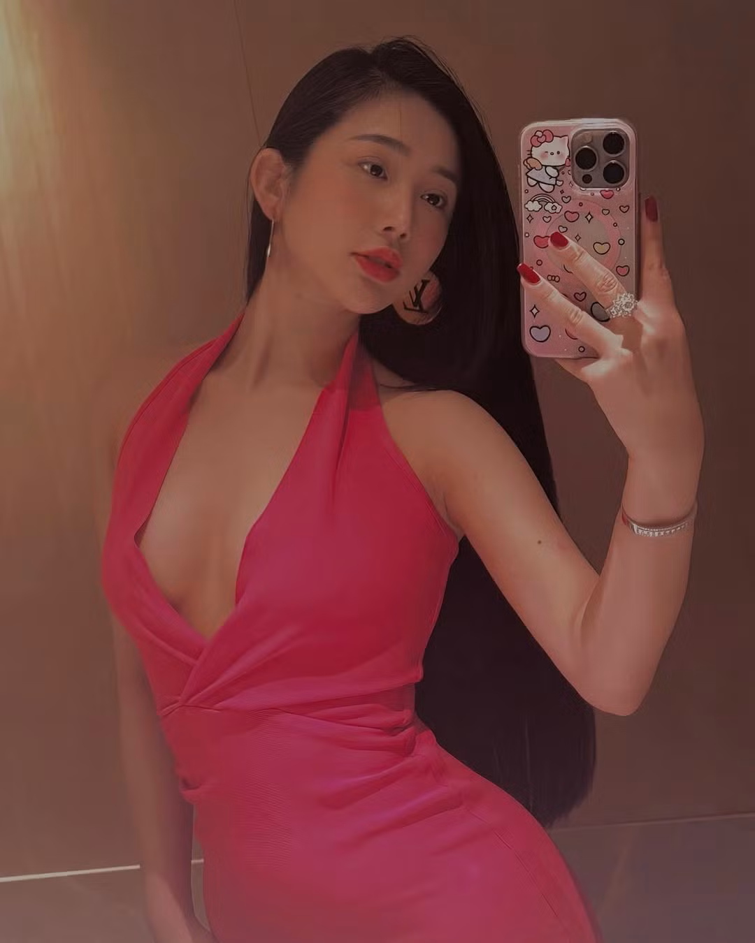 Cũng nhờ số đo ấn tượng, giúp Trương Võ Huyền Trân trở thành một trong những hot girl có hình thể "khủng" nhất hiện nay.