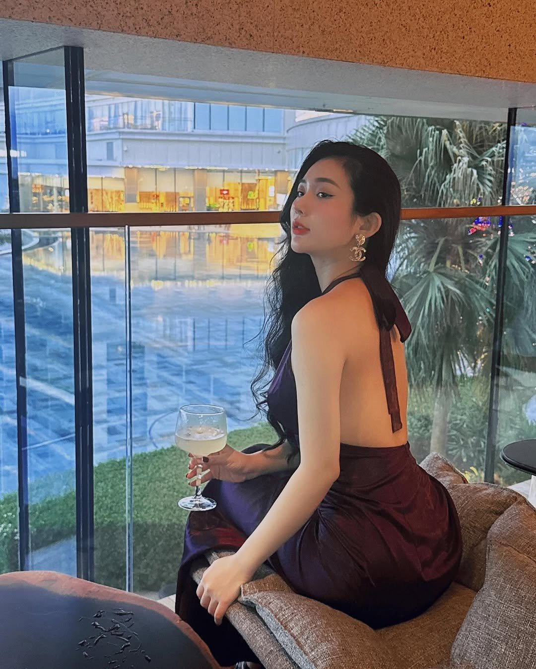 Không ít lần, Huyền Trânđược cư dân mạng gọi vui là "Nicki Minaj phiên bản Việt" vì vòng 3 ngoại cỡ.