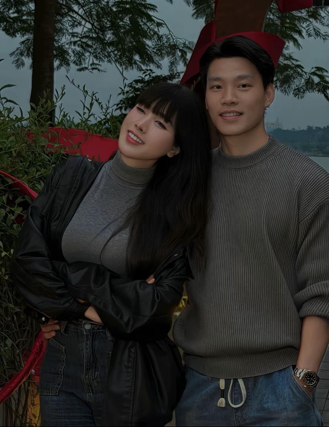 Thời gian gần đây, cầu thủ Vũ Văn Thanh – một trong những hậu vệ biên xuất sắc của đội tuyển Việt Nam – khiến dân mạng đặc biệt chú ý khi thường xuyên xuất hiện bên cạnh bạn gái Trần Bích Hạnh, hot girl nổi tiếng với nhan sắc ngọt ngào và phong cách thời trang cuốn hút.