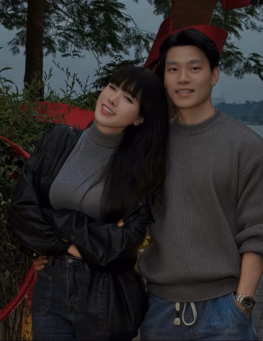 Thời gian gần đây, cầu thủ Vũ Văn Thanh – một trong những hậu vệ biên xuất sắc của đội tuyển Việt Nam – khiến dân mạng đặc biệt chú ý khi thường xuyên xuất hiện bên cạnh bạn gái Trần Bích Hạnh, hot girl nổi tiếng với nhan sắc ngọt ngào và phong cách thời trang cuốn hút.