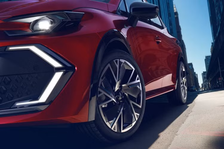 Xe được trang bị pin 1,4 kWh lớn hơn, hộp số tự động hybrid 4 cấp và 2 mô tơ điện (một động cơ kéo và một máy phát điện khởi động) giúp xe tăng tốc từ 0-100km/h trong 8,3 giây và mức tiêu thụ nhiên liệu thấp tới 3,9 lít trên 100km. Các hệ động lực còn lại bao gồm động cơ 1.2 lít tăng áp 3 xi-lanh thẳng hàng, công suất 115 mã lực và mô-men xoắn 190Nm.