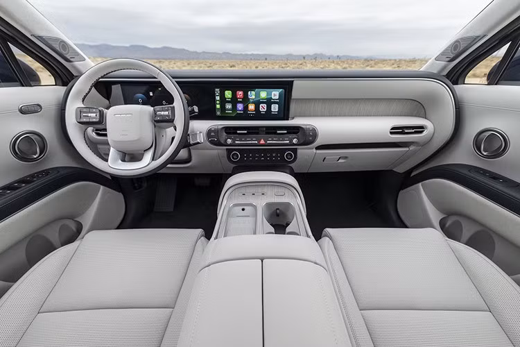 Trần xe bọc da lộn cũng là trang bị tiêu chuẩn, cùng với hàng ghế thứ hai với chế độ thư giãn Relaxation Mode, tựa đầu dạng cánh và chỉnh điện bốn hướng. Cần gạt nước cảm biến mưa, đèn khử trùng UV-C ở bảng điều khiển trung tâm, màn hình hiển thị thông tin trên kính chắn gió lớn, camera hành trình tích hợp phía sau và phía trước, gương chiếu hậu toàn màn hình và ghế trước có chế độ thư giãn cũng được trang bị.